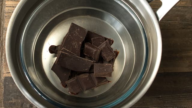 **Sjokoladefyll:** Hakk sjokoladen og smelt den i vannbad ved ca. 50°C. Bløtlegg gelatin i kaldt vann i ca. 5 min.