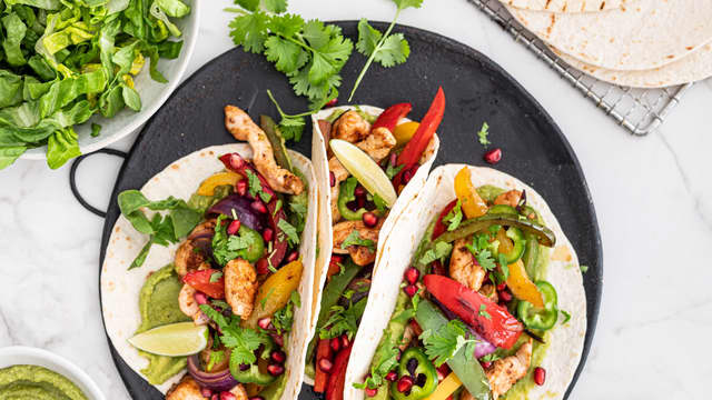 Fyll tortillalefsene med guacamole og kyllingblandingen. Server limebåter ved siden av som presses over kjøttet, og topp med frisk koriander.