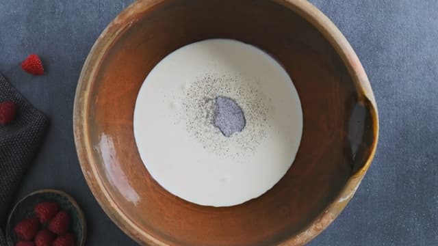 Ha kremfløte, sukker og vaniljesukker i en ren og kald bolle.