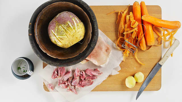 Skyll knokene i kaldt vann. Legg dem i en kjele og hell på vann til knokene dekkes. La det koke opp og skum av kokevannet.