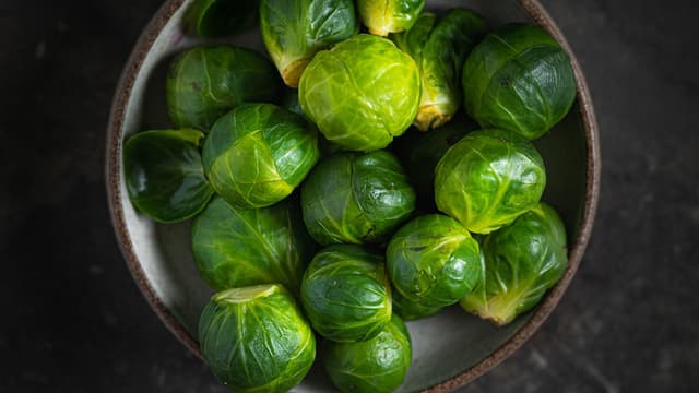 Ha i en kjele med litt vann i bunnen, ca 1 cm. Sett på lokk, kok opp og la koke i 3 minutter. Skru så av varmen og la ligge i 3 minutter til.