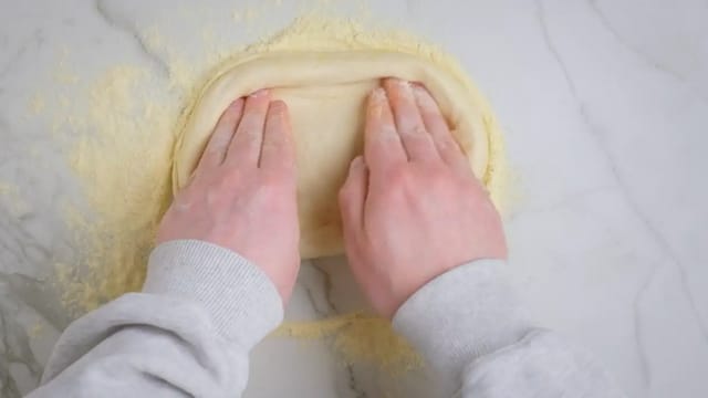 Strekk ut deigen med hendene, til ønsket størrelse og tykkelse. La kanten av pizzaen være litt tykkere.