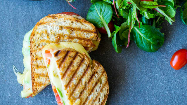 Det er enkelt å varme ostesmørbrød. Du kan enten steke sandwichen i et toastjern til brødet er gyllent og osten har smeltet. Alternativt kan du steke sandwichen på begge sider i en middels varm stekepanne med litt smør eller olje.