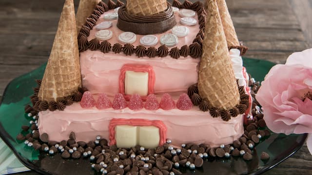 Bruk kakepynt og andre godter, og pynt kaken etter ønske.