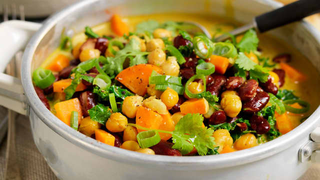 Ha i grønnkålen og la trekke i 2 minutter før servering. Smak til med salt og pepper.