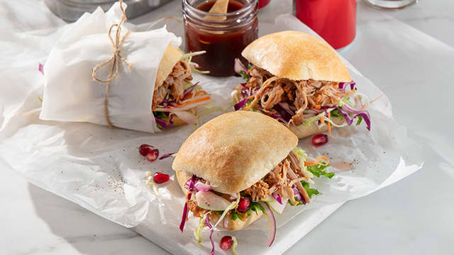 Pulled pork sandwich med coleslaw og BBQ-saus