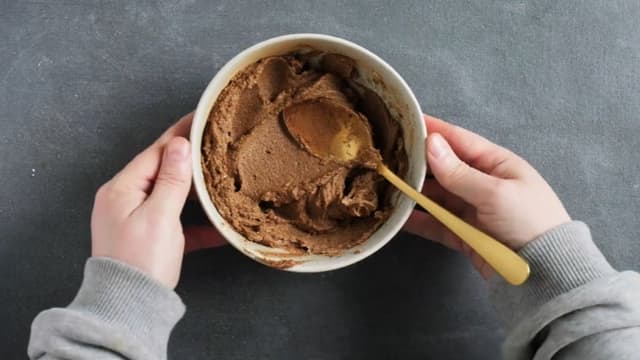 **Fyll til kanelboller:** Bland sammen romtemperert smør, brunt sukker og kanel i en egen bolle for å lage fyllet.