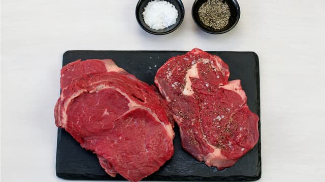 Del kjøttet i fire biffer og krydre med salt og pepper. Stek biffene i 2 ss smør 3 minutter på hver side. La kjøttet hvile i 3 minutter før det skjæres i fingertykke skiver.