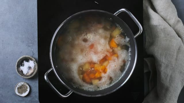 **Kålrabistappe:** Skrell og skjær grønnsakene i like store, grove biter. La dem koke til de er møre.