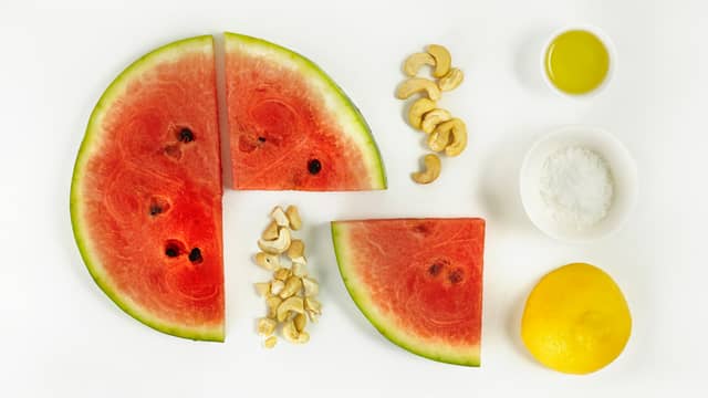 Skjær melonen i tykke skriver. Pensle skivene med litt olivenolje, og grill de i 2-3 minutter på hver side.