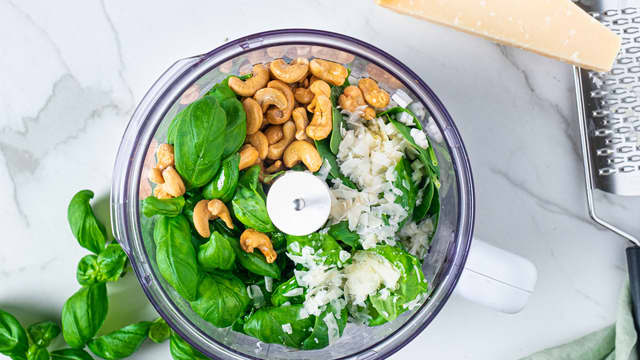 **Green Goddess dressing:** Ha spinat, basilikum, sjalottløk, cashewnøtter og parmesan i en blender. Kjør blandingen sammen til du har en grov saus.