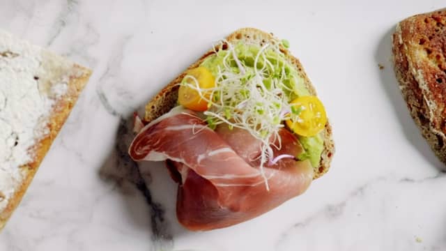 Server hjemmebakt surdeigsbrød med godt pålegg.