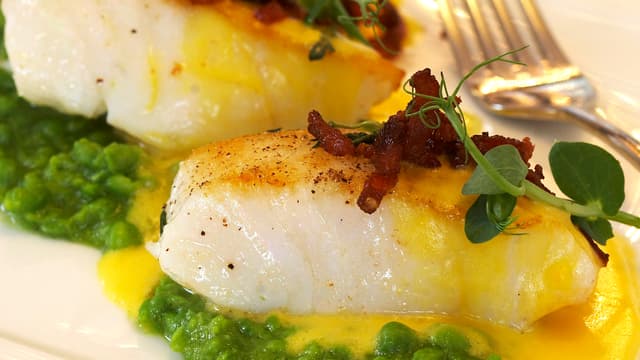 Stekt skrei med erter og hollandaisesaus