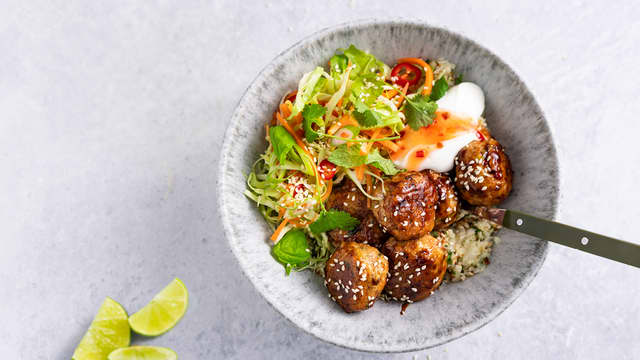 Kyllingkjøttboller med blomkålris, sursøte grønnsaker og yoghurt- og chilisaus