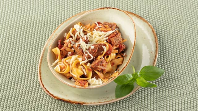 RESTEMIDDAGSTIPS – Pasta med karbonade: Del middagsrestene fra “Ovnsbakt karbonade med tomatsaus og mozzerella” i mindre biter og varm dem i en gryte. Kok tagliatelle pasta etter anvisning på pakken og hell av vannet. Bland den nykokte pastaen sammen med middagsrestene. Dryss over friske basilikum blader, olivenolje, salt og pepper, og server.