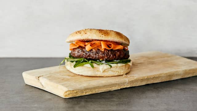 Koreanske BBQ-burgere med syltet gulrot
