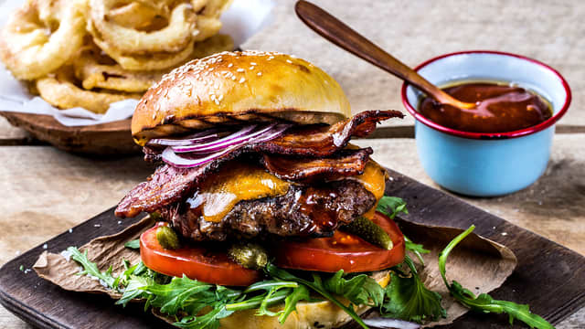 Varm hamburgerbrødene raskt på grillen, eller 2 minutter i ovnen på 160 grader.