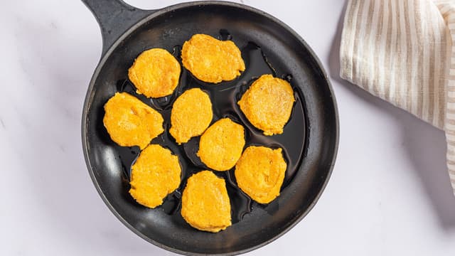 Form små, flate boller på størrelse med en valnøtt, og stek i olje til de er gylne på begge sider.