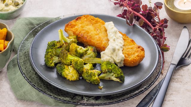 Crispy fisk med maissalat og brokkoli