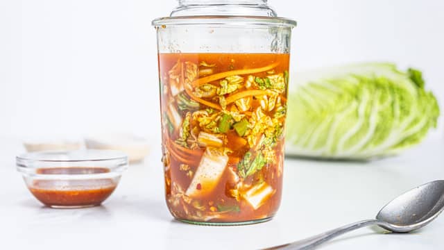 La glasset stå på kjøkkenbenken i 2-3 dager. Smak på kimchien hver dag. Når du synes den er fermentert nok, kan du sette lokk på den, og sette den i kjøleskapet.