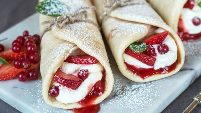 Fyll fastelavnswrapsene med vaniljekrem og friske bær. Fastelavnswraps bør spises helt ferske.