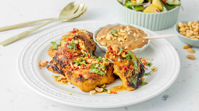 Kyllingsatay med peanøttsaus, mango- og agurksalat