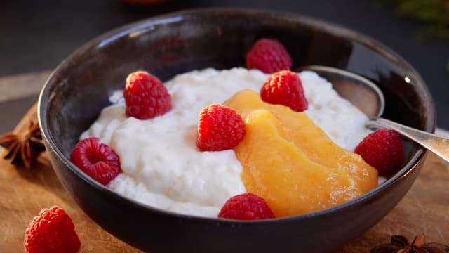 Ha purèen i et rent glass og sett kjølig. Server riskrem sammen med friske bringebær og persimonsaus. Topp gjerne med karamelliserte nøtter for ekstra smak og god konsistens.