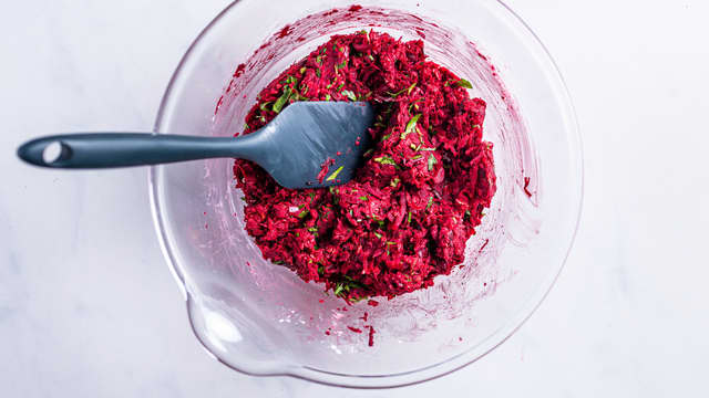 Bland sammen grønnsaker, knuste bønner, havregryn, maisenna, salt, pepper og finhakket persille. Form blandingen til fire store eller åtte små burgere.