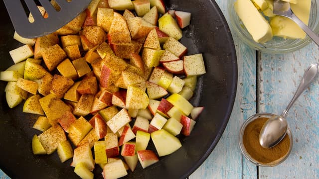 Stek epleterningene i en stekepanne på middels varme, sammen med smør og kanel.