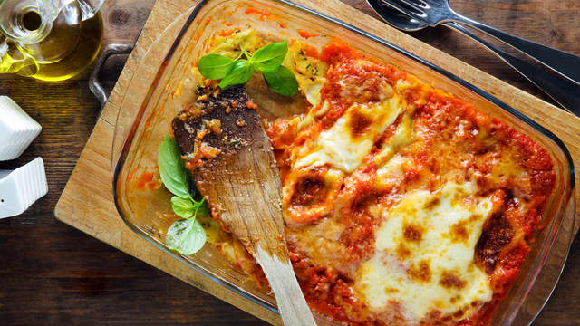 Stek lasagnen i ovnen på 180 grader til pastaplatene er myke og osten er gyllen. Dette tar ca 15 minutter (bruker du tørrpasta må den stekes ca 30 minutter)