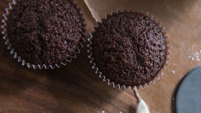 Avkjøl muffinsene i muffinsbrettet i fem minutter før du flytter dem over på en rist.
