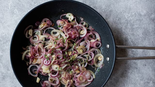 Legg hvitløken i mot slutten. Kok opp buljongen og ha løken over i kjelen.