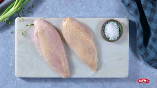 Grill kyllingfileten i tre minutter på direkte varme på hver side. Flytt den over på indirekte varme og la ligge til den har en kjernetemperatur på 62 grader.