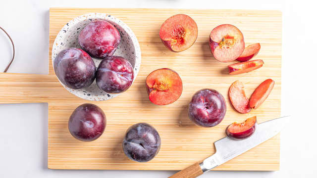 Del plommene og fjern steinen. Ha plommer og vann i en kjele og kok opp.