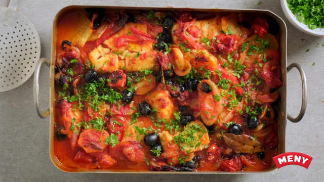 Stek midt i ovnen på **180 grader i ca. 1,5 time.**