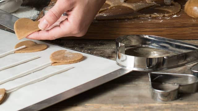 **Pepperkakekjærligheter:** Kjevle ut deigen til ca. 3-5 mm tykkelse. Stikk ut de figurene du ønsker. Legg to like figurer oppå hverandre med en pinne imellom, slik at pinnen blir godt festet i pepperkakene.