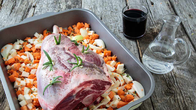 Fordel grønnsaker og røde linser i en stor ildfast form eller langpanne.
Dryss over timian, salt, pepper og olivenolje. Legg lammelåret oppå grønnsakene og hell på vann og vin.