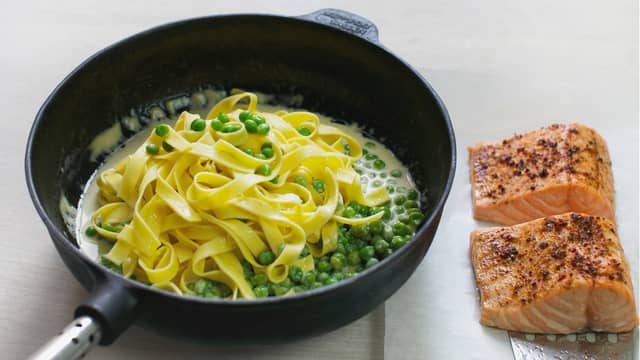 Fres ertene i smør i noen få minutter. Kok så inn crème fraîche, og ha i pastaen.