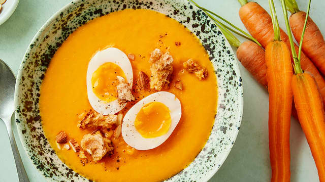Gulrotsuppe med mandler, krutonger og bløtkokt egg