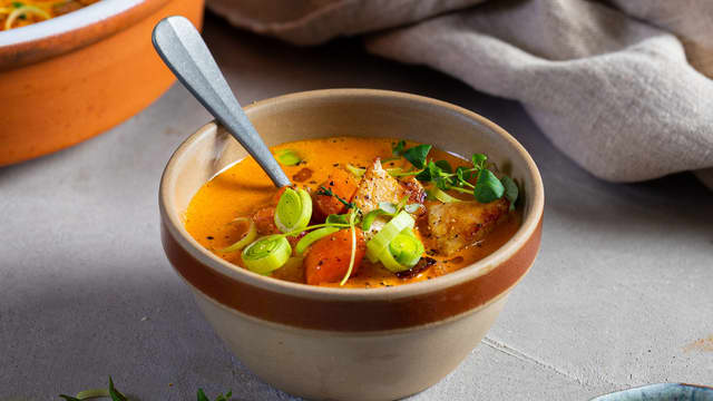 Server suppen med hakket persille eller vårløk over og eventuelt grove bagetter ved siden av.