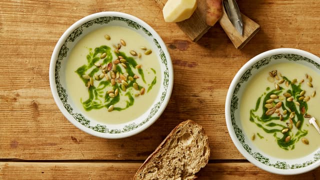 Potetsuppe med gresskarkjerner og gressløkolje