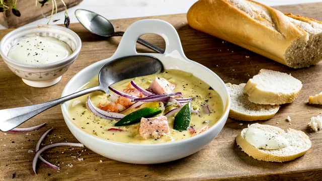 Varm opp fiskesuppen i en kjele. Ha i fiskewoken og la trekke i 5 minutter til fisken er ferdig.