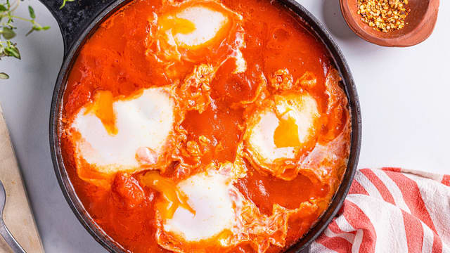 Lag små fordypninger i sausen og knekk eggene ned i fordypningene. Småkok på middels varme under lokk i 6-10 minutter minutter til eggene har satt seg, eller til de er tilberedt slik du foretrekker.