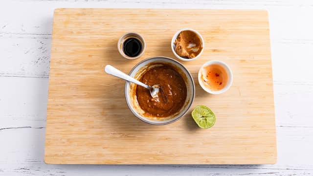 Kok nudlene som beskrevet på pakken. Rør sammen alle ingrediensene til sausen. Hell kokevannet av nudlene og ta vare på 1 dl av vannet. Ha nudlene tilbake i kasserollen og rør inn peanøttsausen. Juster med kokevannet til du får en deilig kremet saus.