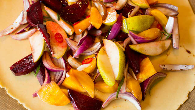 **Lag grønnsaksterten:** Kjevle mørdeigen ut til en rund stor leiv og legg leiven over på et stekebrett kledd med bakepapir.