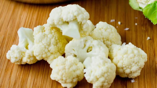 **Lag blomkålbunn:** Rens blomkålen for blader og skjær vekk den tykke stilken. Del blomkålen i buketter og kjør blomkålen til fine smuler i en hurtigmikser.