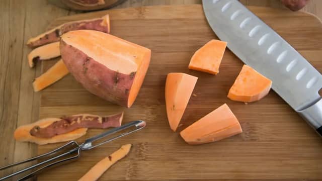 **Søtpotetmos:** Skrell og skjær søtpotet i grove biter. Kok dem møre. Det tar ca. 15-20 minutter avhengig av størrelsen på bitene. Hell så av vannet og ha i smør og creme fraiche. Mos med en stapper eller kjør glatt med en stavmikser. Smak til med salt, pepper og litt presset sitron.