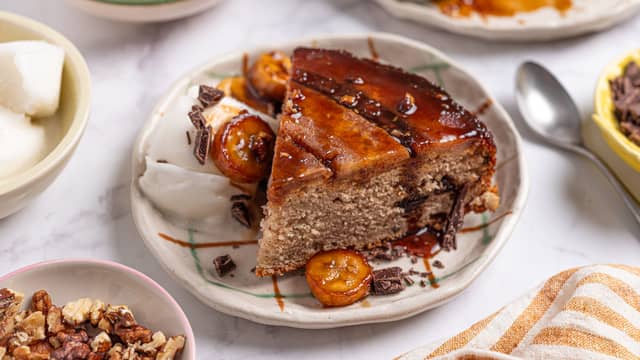Løsne kaken langs kanten, legg et fat over formen og snu kaken mens den fortsatt er lun. Løft av formen og fjern bakepapiret forsiktig.