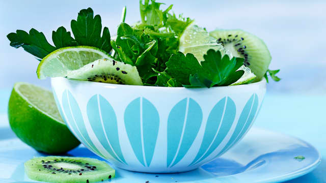 Sprø salat med revet kiwi og persille