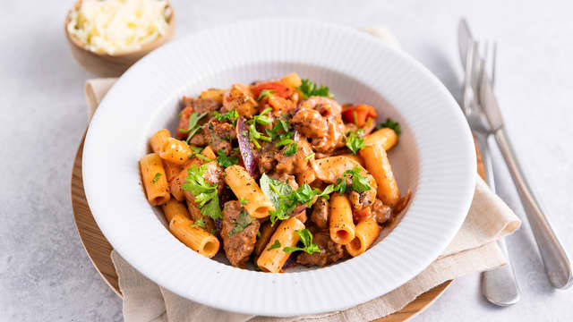 Kremede biffstrimler med pasta, sopp og løk